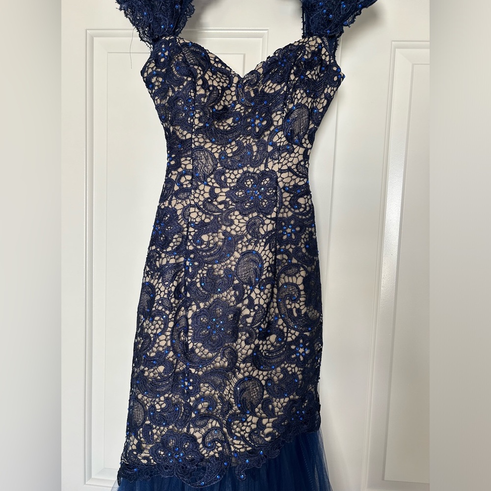 Formal dress - Picture 2 of 5